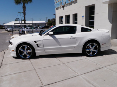 ford mustang 2011 white coupe gt gasoline 8 cylinders rear wheel drive automatic with overdrive 32401