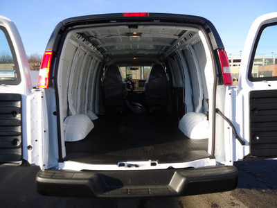 chevrolet express cargo 2011 white van 1500 gasoline 6 cylinders rear wheel drive 5 speed with overdrive 60007