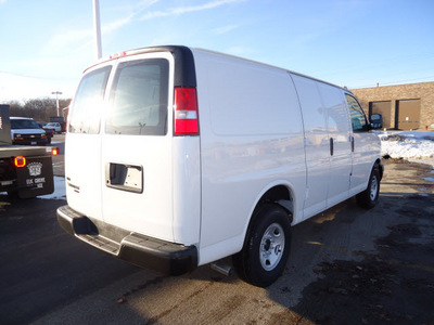 chevrolet express cargo 2011 white van 2500 flex fuel 8 cylinders rear wheel drive 5 speed with overdrive 60007