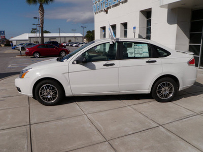 ford focus 2011 white sedan se 4 cylinders front wheel drive automatic 32401