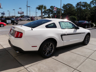 ford mustang 2011 white coupe v6 gasoline 6 cylinders rear wheel drive 6 speed manual 32401