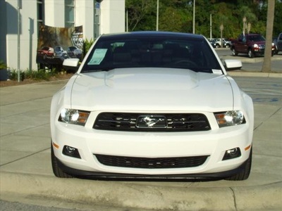 ford mustang 2011 white coupe v6 premium gasoline 6 cylinders rear wheel drive automatic with overdrive 32401
