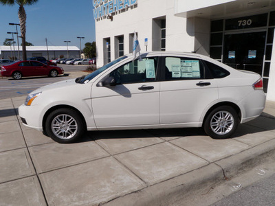 ford focus 2011 white sedan se 4 cylinders front wheel drive automatic with overdrive 32401