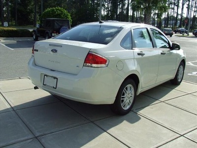 ford focus 2011 white sedan se 4 cylinders front wheel drive automatic with overdrive 32401