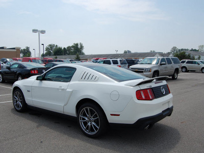 ford mustang 2011 white coupe gt gasoline 8 cylinders rear wheel drive manual 46168