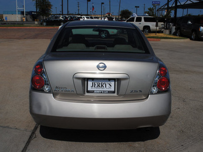 nissan altima 2005 gold sedan 2 5 s gasoline 4 cylinders front wheel drive automatic 76087