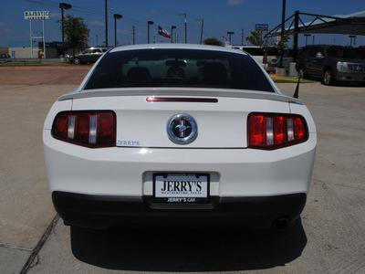 ford mustang 2010 white coupe gasoline 6 cylinders rear wheel drive automatic with overdrive 76087
