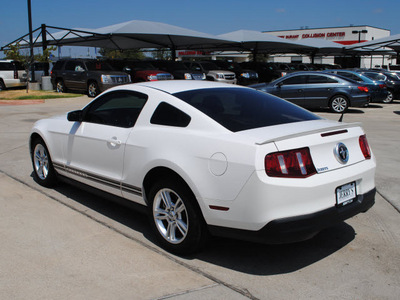 ford mustang 2010 white coupe gasoline 6 cylinders rear wheel drive automatic with overdrive 76087