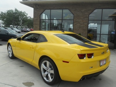 chevrolet camaro 2010 yellow coupe ss gasoline 8 cylinders rear wheel drive manual 43228