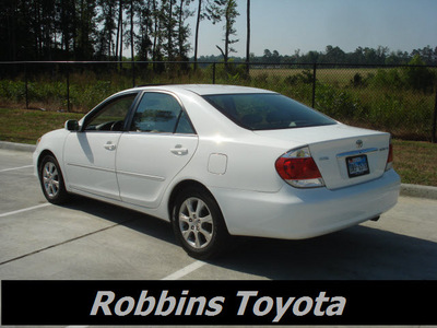 toyota camry 2005 white sedan xle gasoline 4 cylinders front wheel drive automatic 75503