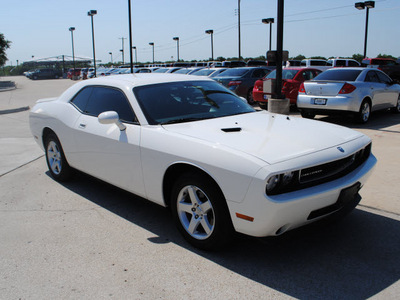 dodge challenger 2010 white coupe gasoline 6 cylinders rear wheel drive automatic 76087