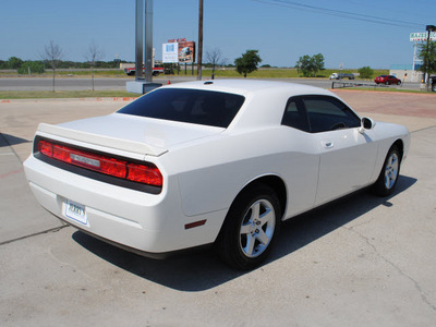 dodge challenger 2010 white coupe gasoline 6 cylinders rear wheel drive automatic 76087