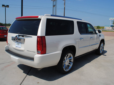 cadillac escalade esv 2011 white suv platinum flex fuel 8 cylinders all whee drive automatic 76087