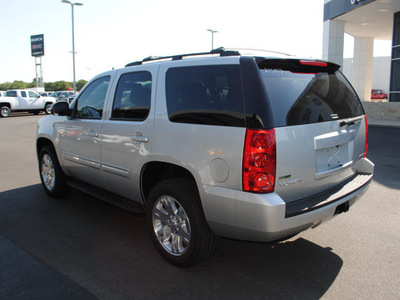 gmc yukon 2011 pure silve suv slt flex fuel 8 cylinders 2 wheel drive automatic 76087