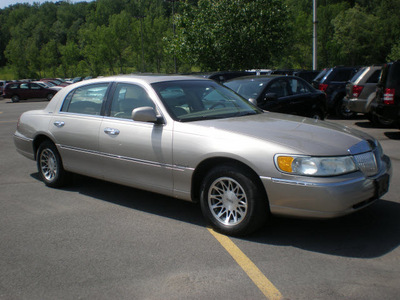 lincoln town car 2002 tan sedan signature gasoline 8 cylinders rear wheel drive automatic with overdrive 13502