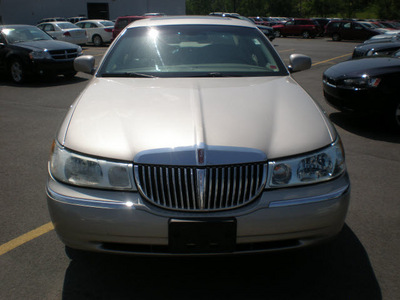 lincoln town car 2002 tan sedan signature gasoline 8 cylinders rear wheel drive automatic with overdrive 13502