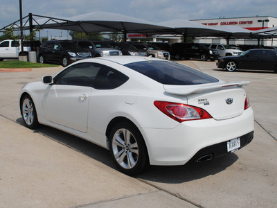hyundai genesis 2010 white coupe 3 8 gasoline 6 cylinders rear wheel drive automatic 76087