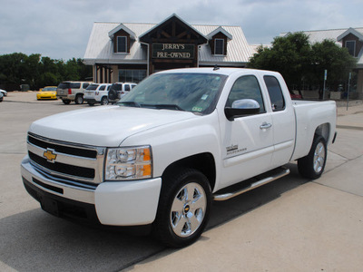 chevrolet silverado 1500 2009 white pickup truck lt gasoline 8 cylinders 2 wheel drive automatic 76087