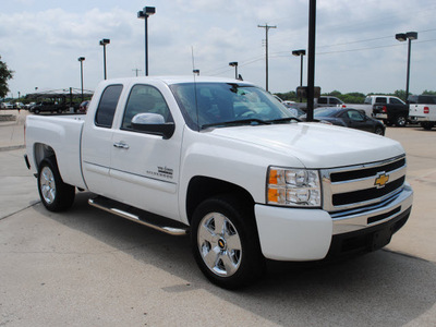 chevrolet silverado 1500 2009 white pickup truck lt gasoline 8 cylinders 2 wheel drive automatic 76087