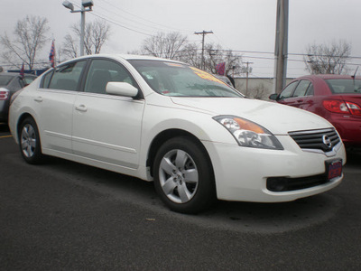 nissan altima 2008 white sedan gasoline 4 cylinders front wheel drive automatic 13502