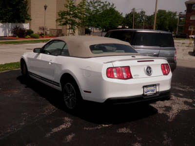ford mustang 2010 white v6 premium gasoline 6 cylinders rear wheel drive automatic 61832
