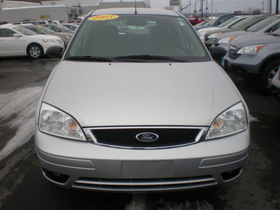 ford focus 2005 silver hatchback zx5 gasoline 4 cylinders front wheel drive automatic with overdrive 13502