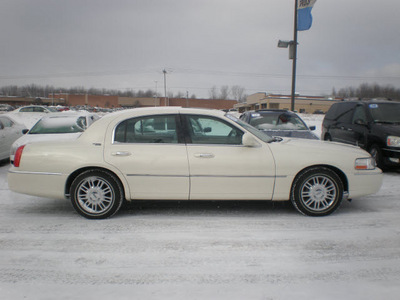 lincoln town car 2007 white sedan signature ltd gasoline 8 cylinders rear wheel drive automatic with overdrive 13502