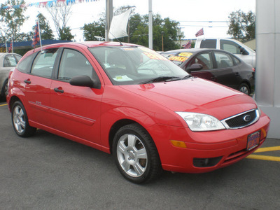 ford focus 2006 red hatchback zx5 gasoline 4 cylinders front wheel drive automatic with overdrive 13502