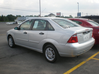ford focus 2007 silver sedan gasoline 4 cylinders front wheel drive automatic with overdrive 13502