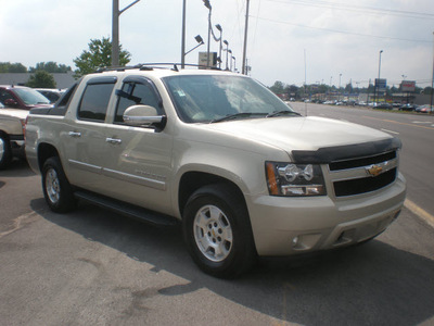 chevrolet avalanche 2007 beige suv flex fuel 8 cylinders 4 wheel drive automatic 13502