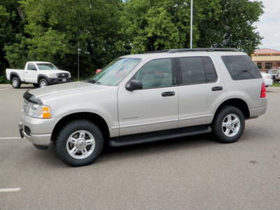 ford explorer 2004 silver suv xlt 4wd gasoline 8 cylinders 4 wheel drive automatic with overdrive 56001