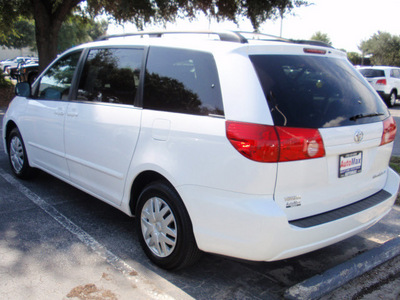toyota sienna 2010 white van le 7 passenger gasoline 6 cylinders front wheel drive automatic 34474