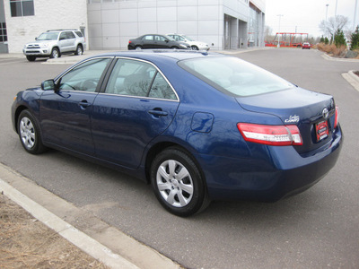 toyota camry 2011 blue sedan le gasoline 4 cylinders front wheel drive automatic 55448