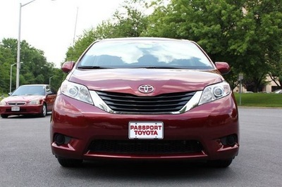 toyota sienna 2011 burgundy minivan le gasoline v6 front wheel drive automatic 20746