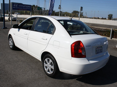 hyundai accent 2007 white sedan gls gasoline 4 cylinders front wheel drive 5 speed manual 94010