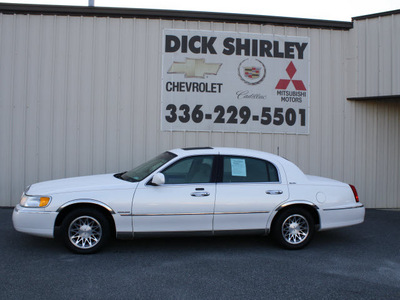 lincoln town car 2002 white sedan signature gasoline 8 cylinders rear wheel drive automatic 27215