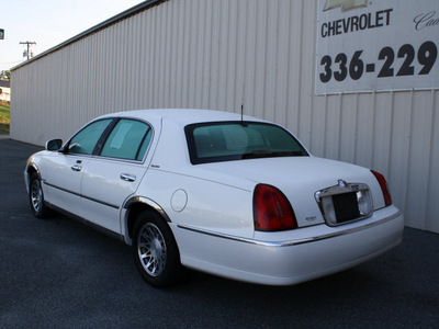 lincoln town car 2002 white sedan signature gasoline 8 cylinders rear wheel drive automatic 27215