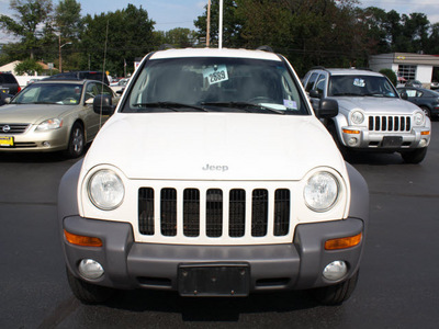 jeep liberty 2004 white suv sport gasoline 6 cylinders 4 wheel drive automatic with overdrive 07730