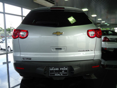 chevrolet traverse 2011 silver lt gasoline 6 cylinders front wheel drive automatic 33177