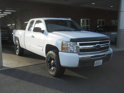 chevrolet silverado 1500 2009 white lt flex fuel 8 cylinders 4 wheel drive 4 speed automatic 99212