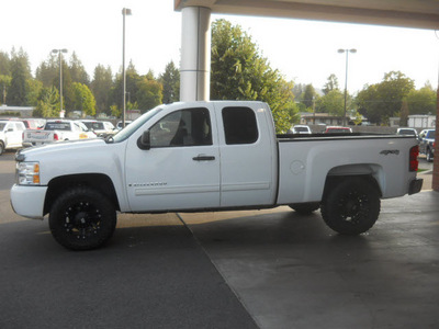 chevrolet silverado 1500 2009 white lt flex fuel 8 cylinders 4 wheel drive 4 speed automatic 99212