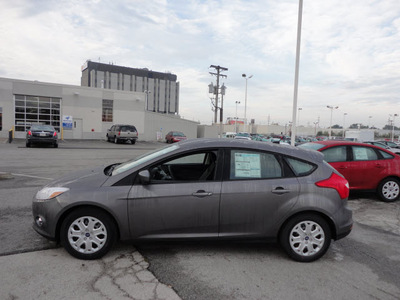 ford focus 2012 gray hatchback se gasoline 4 cylinders front wheel drive automatic with overdrive 60546