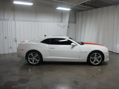 chevrolet camaro 2010 white coupe ss gasoline 8 cylinders rear wheel drive automatic 76108