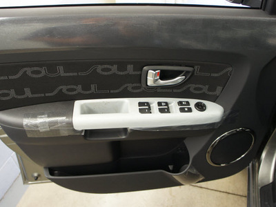 kia soul 2012 titanium hatchback soul 4 cylinders front wheel drive 6 speed manual 44060