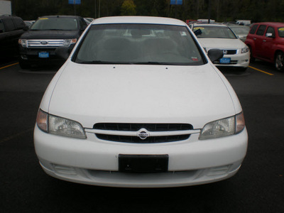 nissan altima 1998 white sedan gasoline 4 cylinders front wheel drive 5 speed manual 13502