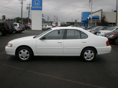 nissan altima 1998 white sedan gasoline 4 cylinders front wheel drive 5 speed manual 13502