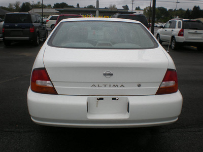 nissan altima 1998 white sedan gasoline 4 cylinders front wheel drive 5 speed manual 13502