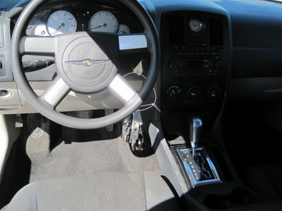 chrysler 300 2005 cream sedan gasoline 6 cylinders rear wheel drive automatic 77037