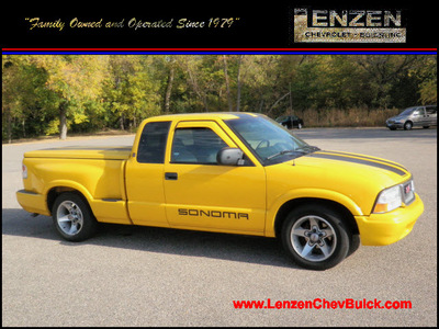 gmc sonoma 2002 yellow pickup truck sls ext f s gasoline 6 cylinders rear wheel drive automatic 55318