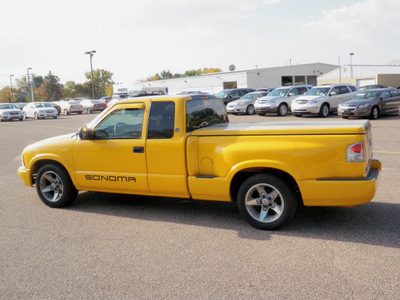 gmc sonoma 2002 yellow pickup truck sls ext f s gasoline 6 cylinders rear wheel drive automatic 55318